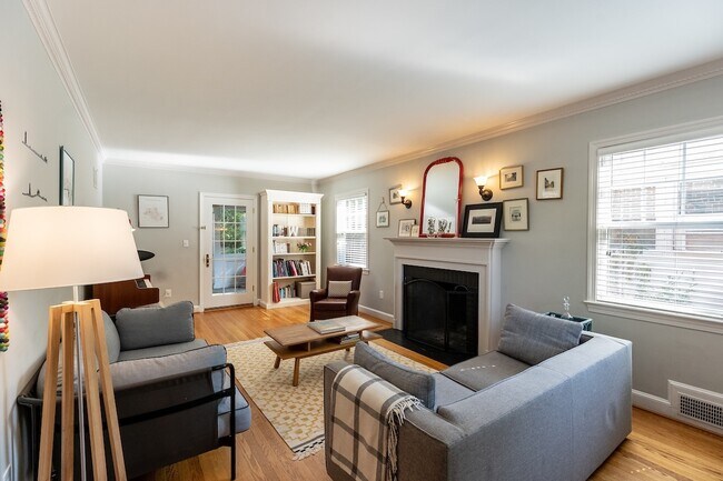 Building Photo - 3 Bedroom 3.5 Bathroom - AU Park Colonial ...