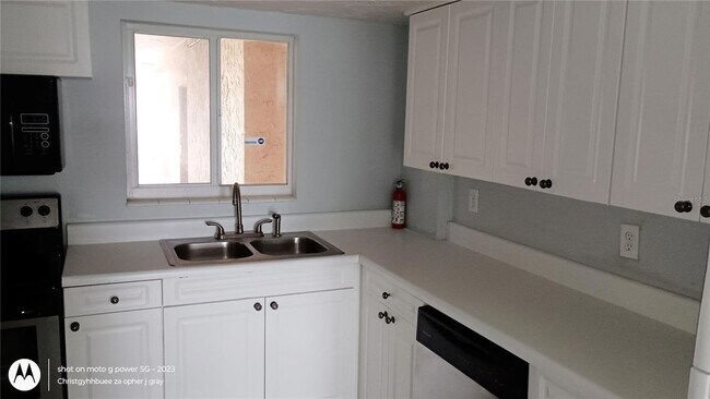 Foto del edificio - 4111 Lake Bayshore Dr