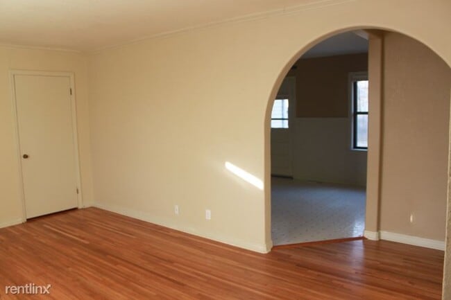 Building Photo - 3 br, 2 bath House - 107 E 35th Pl
