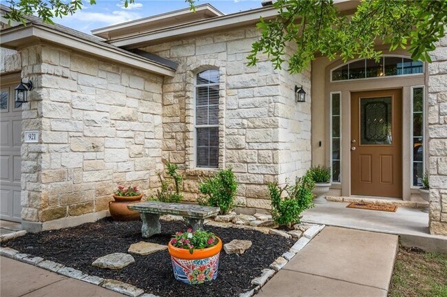 Building Photo - 921 Gentry Dr