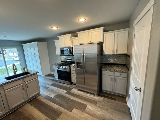 Building Photo - 3 Bed 2 Bath Townhome for Rent in Farmington!