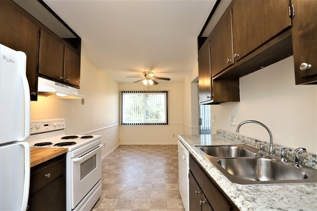 Kitchen - Woodland Apartments