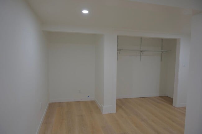 Building Photo - 1bd/1ba Seattle Triplex