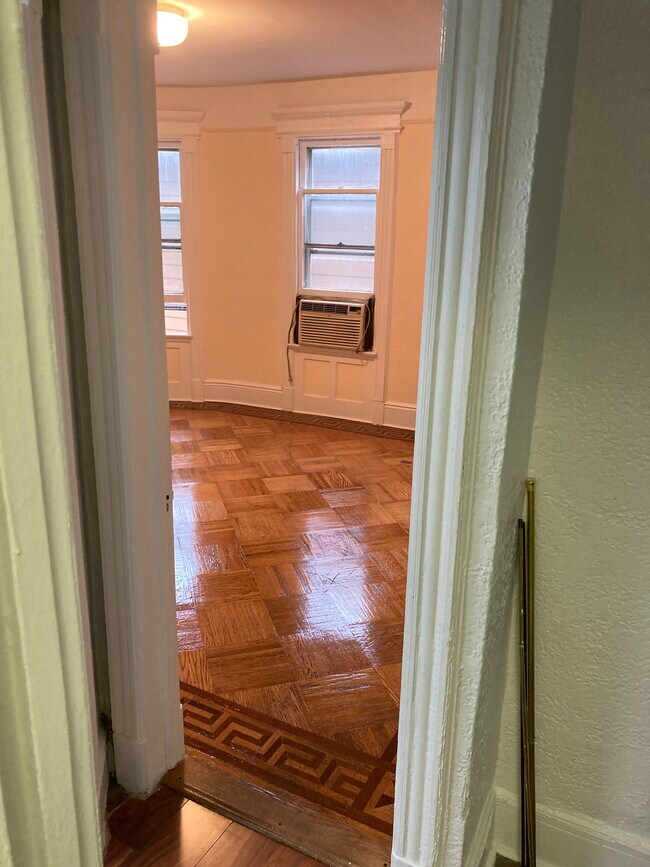 living room view from hallway - 739 E 5th St