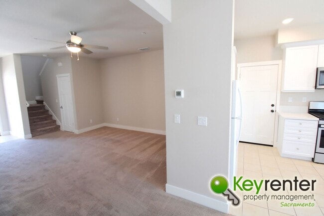 Foto del edificio - Two-Story Home Minutes away from Sac State...