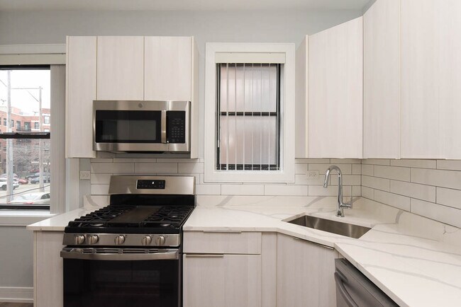 Building Photo - 7624 N Eastlake Terrace