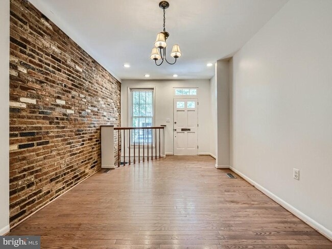 Building Photo - 827 S Charles St