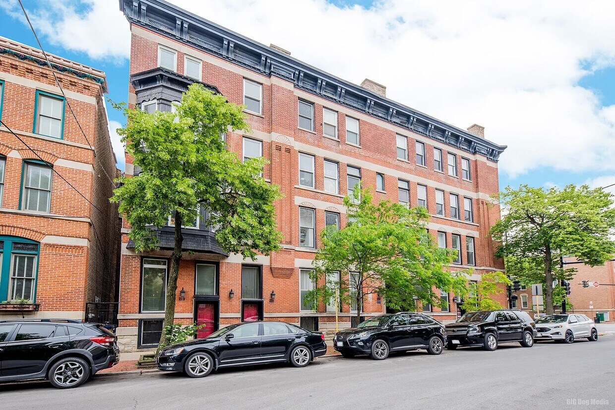 Photo - 223 W Wisconsin St (Chicago, IL)