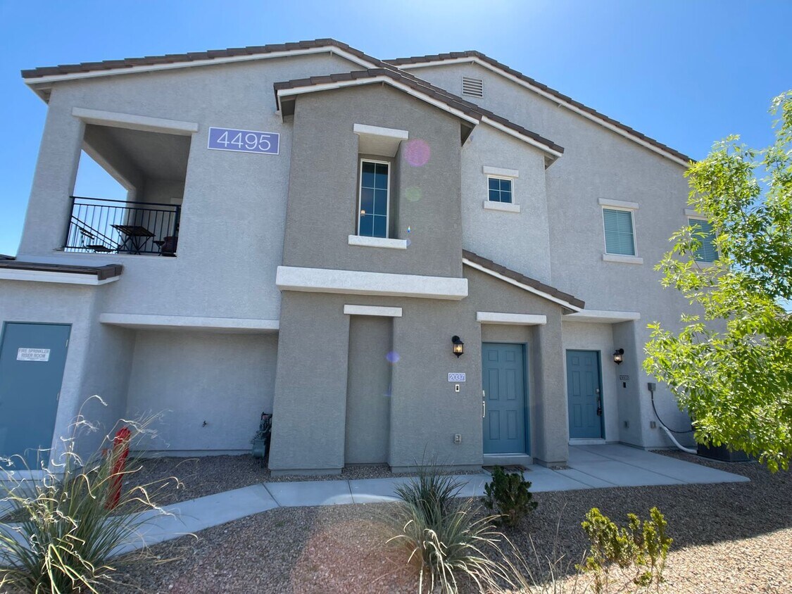 Primary Photo - GATED 3 BED 2.5 BATH 2 CAR GARAGE TOWNHOME...