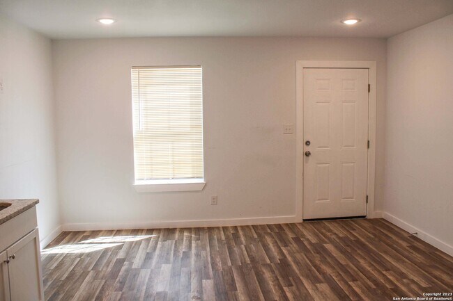 Building Photo - 1654 S Hamilton Ave