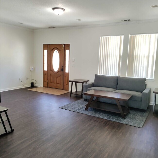 Building Photo - 4bd 2ba Charming Home in the heart of Sacr...