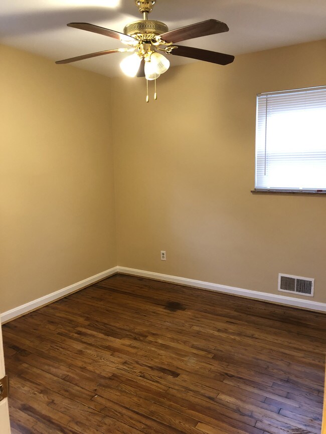 Foto del edificio - 8627 Mockingbird Ln