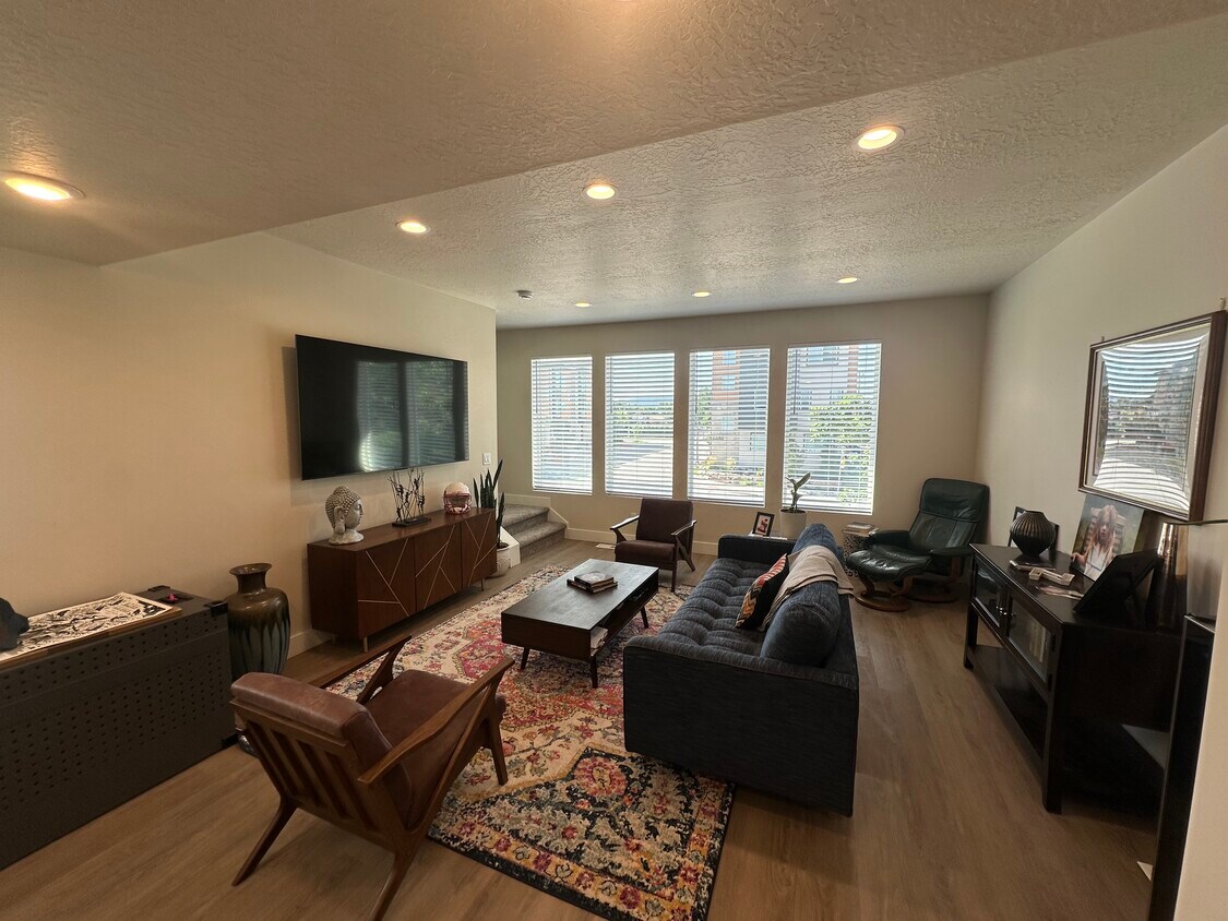 Primary Photo - 107 W Ryker Ln