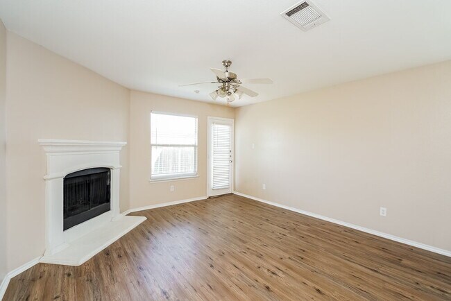 Foto del edificio - 2033 Club Oak Dr