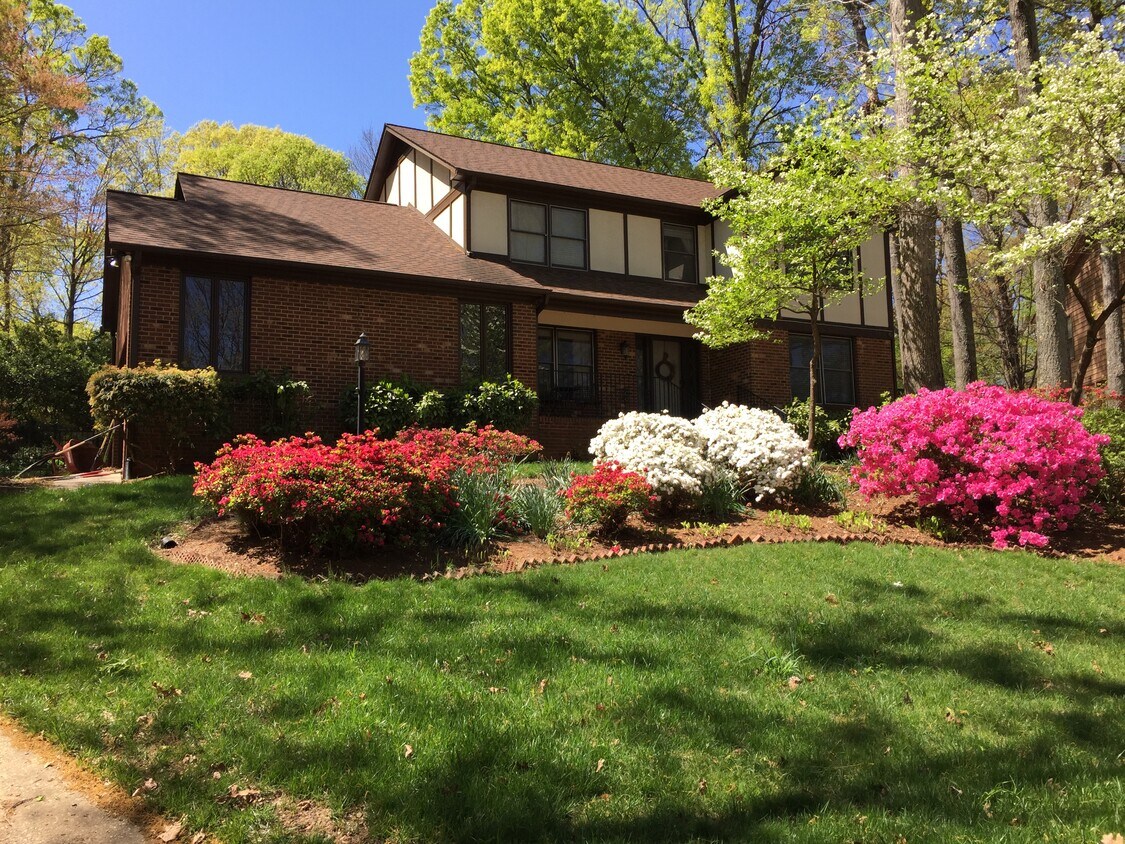 Beautiful front yard with great landscaping! - 3 Tyrol Ct