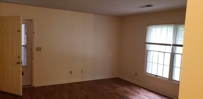 Foto del edificio - 3 Bedroom/2 Bath one level unit  ?  Kingsport TN