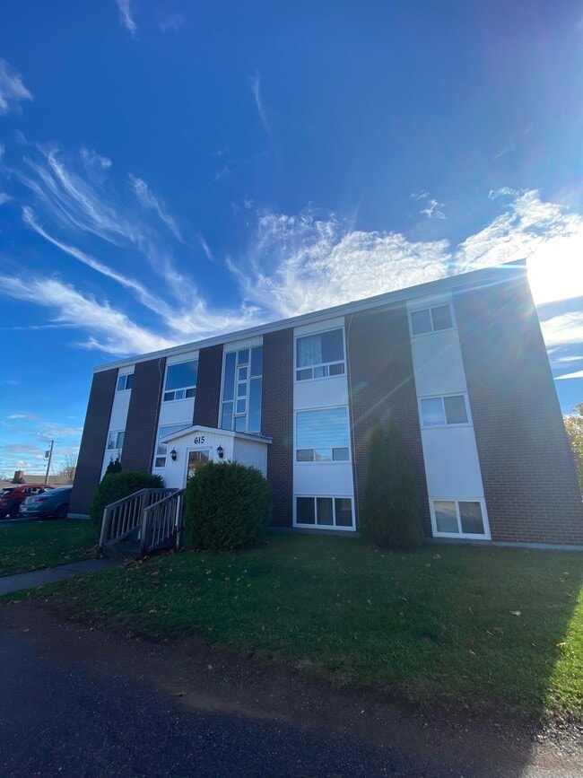 Building Photo - 615 Chalmers Ct