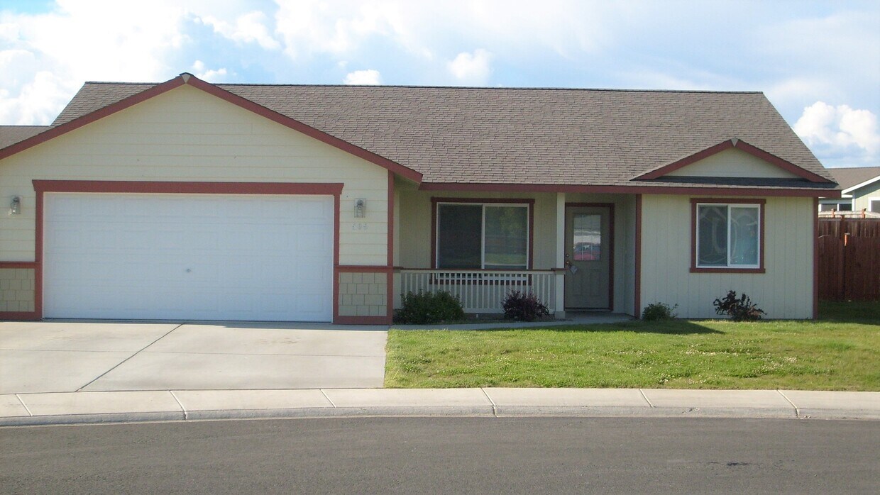 Foto principal - 3 Bedroom, 2 Bath Home for September Rent!