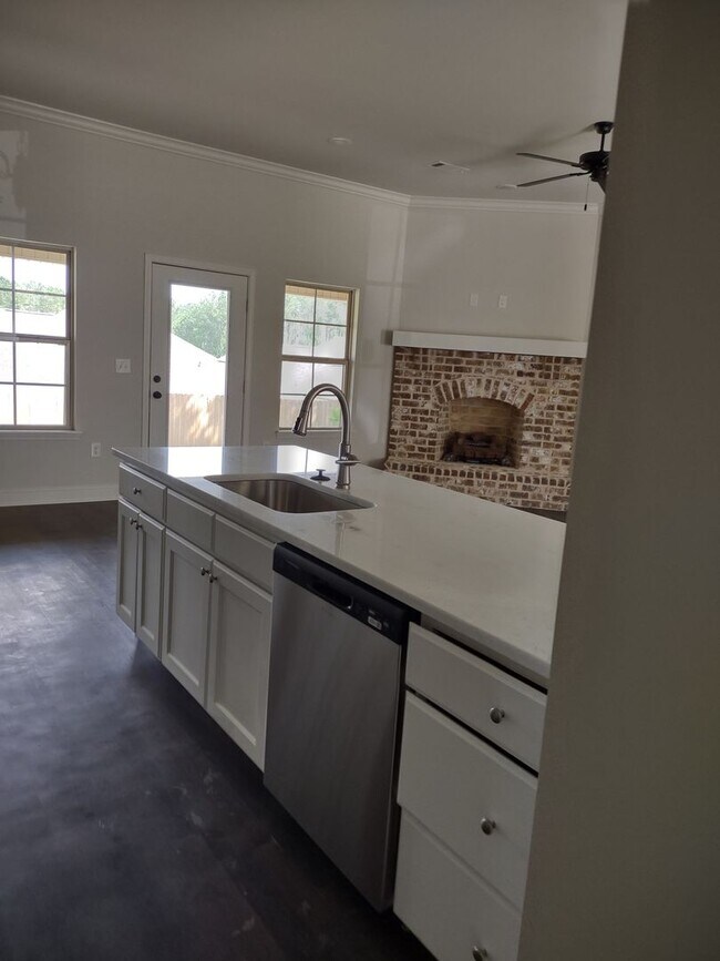 Foto del edificio - MOVE IN SPECIAL!**** 1/2 OF 1ST MONTH RENT...