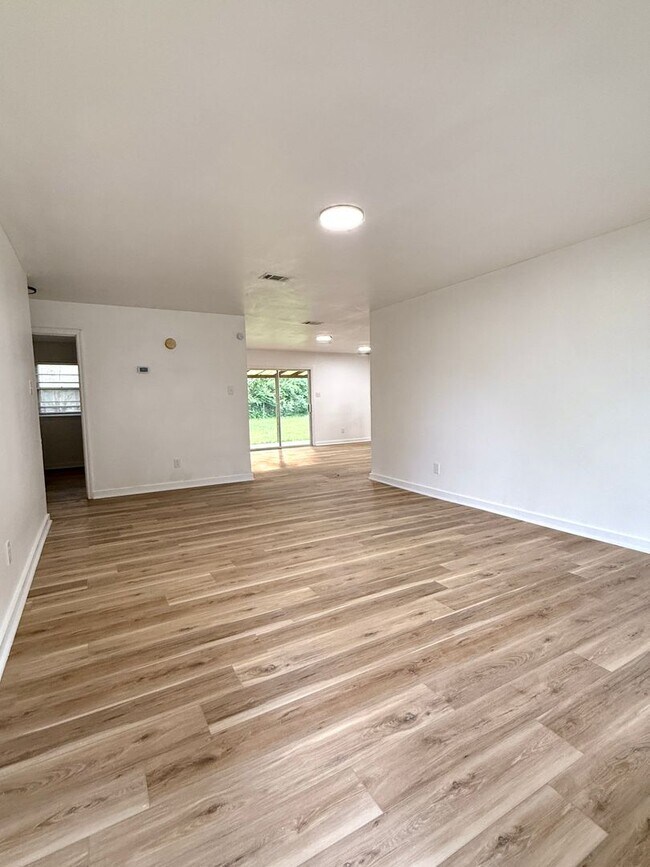 Building Photo - Beautiful House for Rent in the Bryant area!