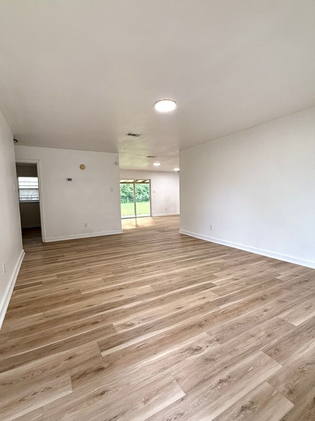 Building Photo - Beautiful Updated Property FOR RENT