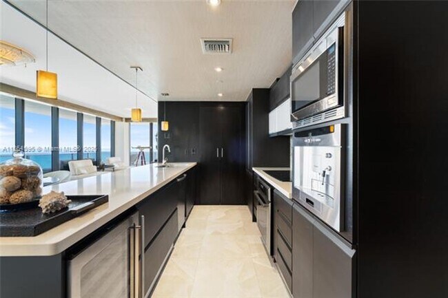 Foto del edificio - 5875 Collins Ave