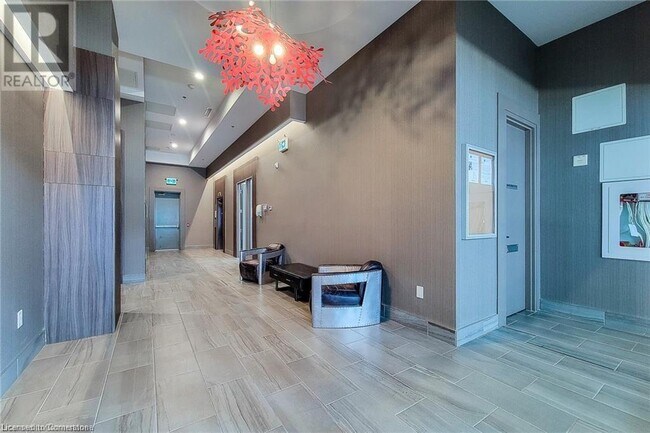 Photo du bâtiment - 560 N Service Rd