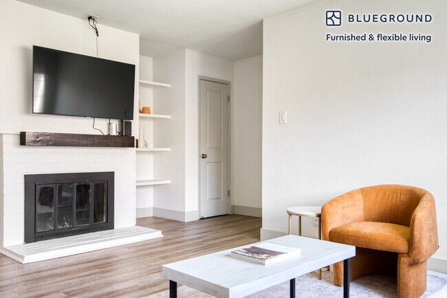 Building Photo - 601 Almarida Dr
