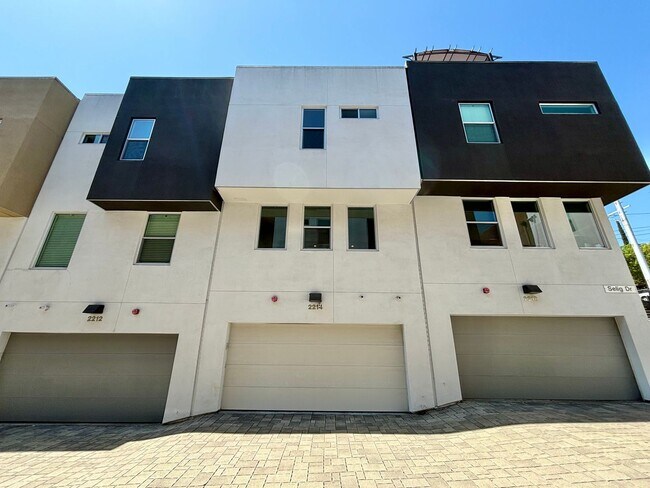 Building Photo - Stunning Silver Lake Townhouse (2-BR/2.5-B...