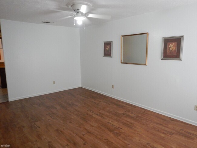 Foto del edificio - 2 br, 2 bath Duplex - 1601 George Bush Dr ...