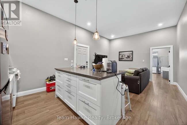 Building Photo - 253 King St