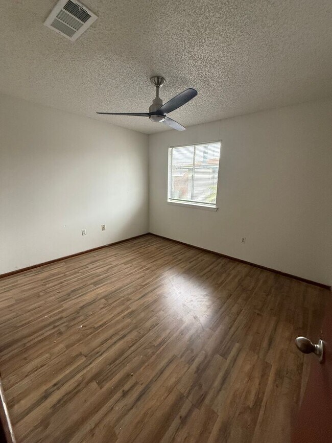 Foto del edificio - 1736 Jade Ave