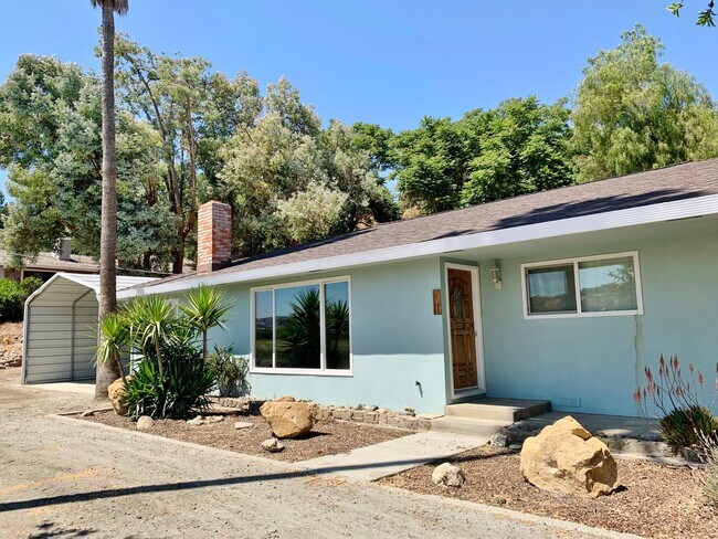 Foto del edificio - Single Story Country Home in Tres Pinos, Ca