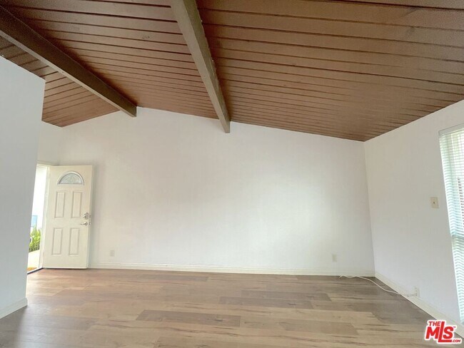 Foto del edificio - 4419 W Rosecrans Ave
