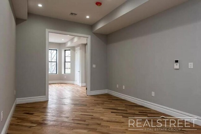 Building Photo - 3 bedroom in BROOKLYN NY 11221