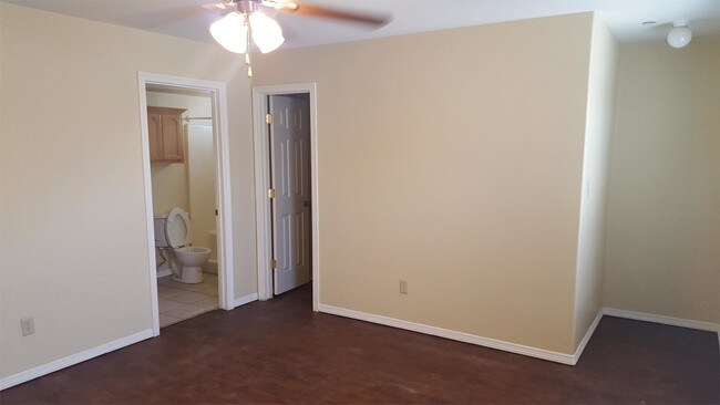 Building Photo - 1525 Oasis Ave