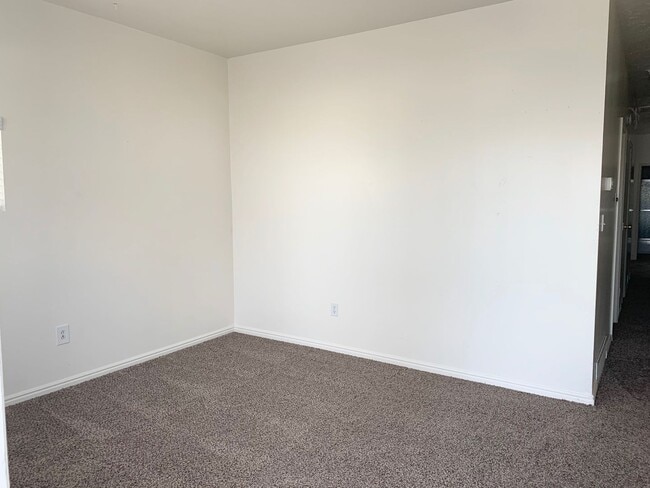 Building Photo - 3042-3044 S 8950 W