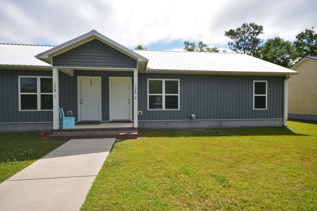 Building Photo - 2 Bedroom 2 Bath Duplex on Quiet Street in...