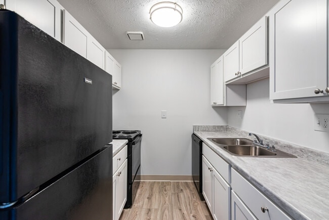 Building Photo - Four Seasons Apartments