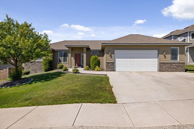 Building Photo - Beautiful Home Close to I82 and Desert Hills Middle School