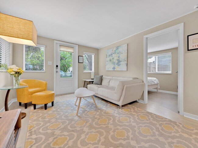 Building Photo - 1034 NE 36th St