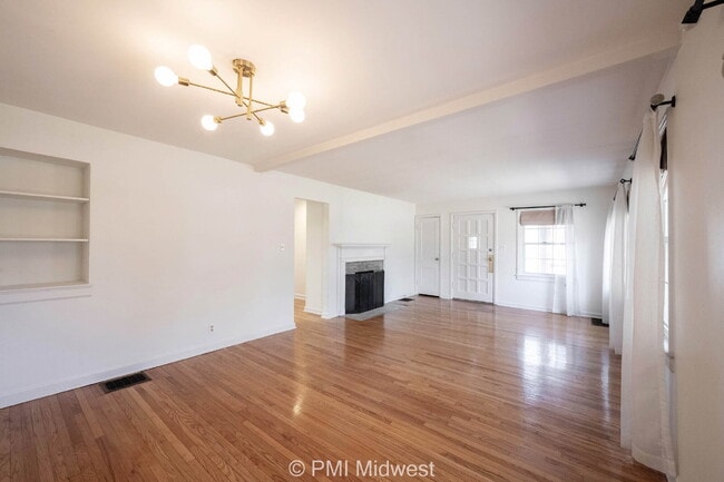 Foto del edificio - "Charming 2-Bedroom Duplex with Cozy Fireplace on Washington Blvd – Your Ideal Indianapolis Retre...