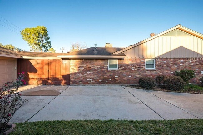 Foto del edificio - 5046 Yarwell Dr