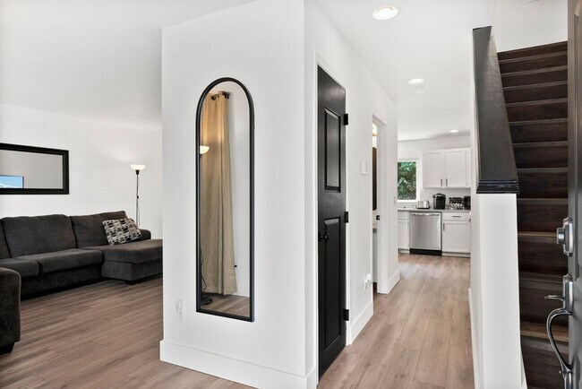 Building Photo - Fully Furnished 4 Bed Puyallup Home – Perf...