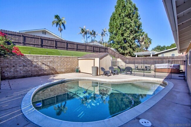 Foto del edificio - 6244 Rose Lake Ave
