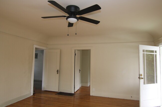 Building Photo - 831 E Chevy Chase Dr