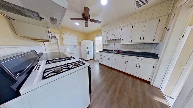 Building Photo - Single-Family 2-Story Home with Utilities Included