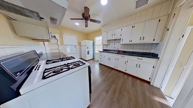 Foto del edificio - Single-Family 2-Story Home with Utilities Included