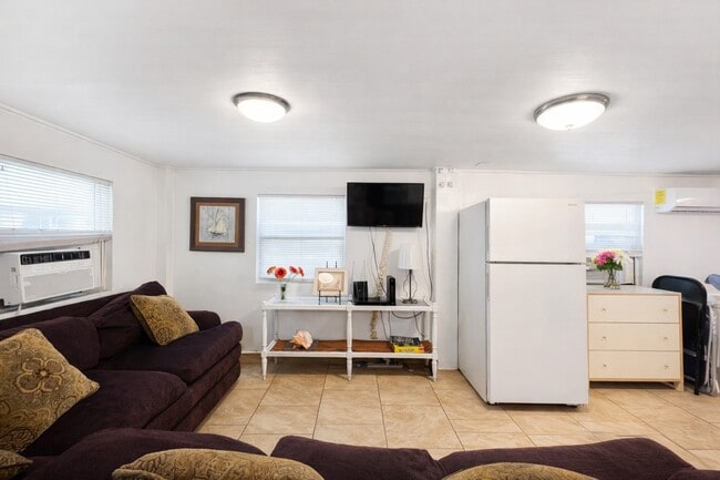 Building Photo - 4111 Oleander Dr