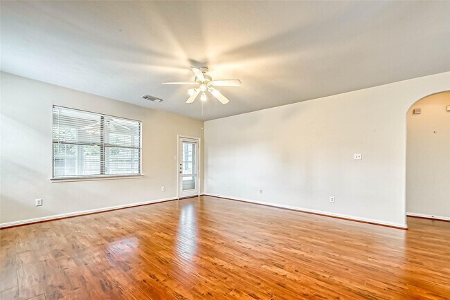 Foto del edificio - 5526 Hazel Berry Way